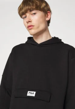 Fila Touba HoodyFelpaBlack Uomo Maglieria E Felpe 1FI22S073-Q11 -Negozio al dettaglio Fila d4b43fa5945c433f922dccced3f86725 scaled