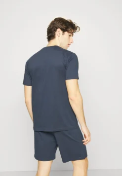 Fila Man PigiamaNavy Uomo Per La Notte 1FI82M00R-K11 10 Fila Man PigiamaNavy Uomo Per La Notte 1FI82M00R-K11 -Negozio al dettaglio Fila d54b42460e12449ba4648c6ac8c9c9ab scaled