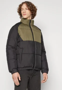 Fila Tarsus - Giacca Invernale - Black/Olive Night -Negozio al dettaglio Fila d5eb482a85b241a69fd362dc657dd6fa scaled