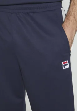 Fila Pants LioPantaloni SportiviNavy Uomo Pantaloni 1FI42E039-K11 -Negozio al dettaglio Fila d6b5419175764cad94b9dfa43b4e82e1 scaled
