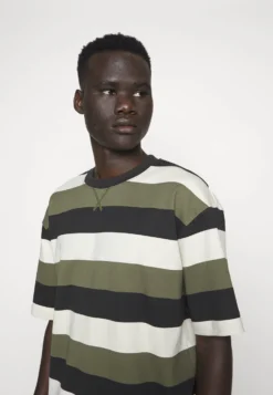 Fila Taichung Dropped Shoulder TeeT-Shirt Con StampaOlive Night Uomo T-shirt E Polo 1FI22O074-N11 -Negozio al dettaglio Fila d6d9ca99214247b082d2920f22e907b6 scaled