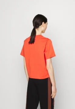 Fila Steffi TeeT-Shirt Con StampaLight Red Donna T-shirt E Top 1FI21D02J-H11 -Negozio al dettaglio Fila d9b0d1cf41544b4d8bbdb981dbd9c166 scaled