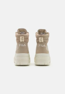 Fila Grungelution Stivaletti Con PlateauFeather Gray/Marshmallow Donna Stivaletti 1FI11A0DG-C11 -Negozio al dettaglio Fila d9e69bed85304c42ae981d283c82b7ae scaled