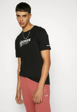 Fila Burbach TeeT-Shirt Con StampaBlack Uomo T-shirt E Polo 1FI22O076-Q11 -Negozio al dettaglio Fila dac5870739da423998c254c066b6bd4c scaled