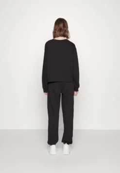 Fila Bansko Cropped CrewFelpaMoonless Night Donna Felpe 1FI21J04R-Q11 -Negozio al dettaglio Fila dadd344f3caf4d68a2a66f0622046067 scaled