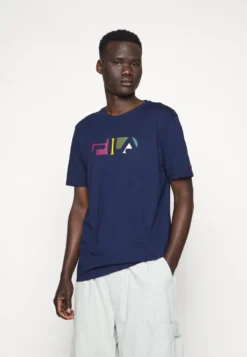Fila Berling TeeT-Shirt Con StampaBlack Iris Uomo T-shirt E Polo 1FI22O075-K11 -Negozio al dettaglio Fila dca2fcda722e43ed9b015d29852dc2c6 scaled