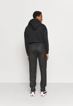 Fila Chas Track PantsPantaloniSycamore Uomo Abbigliamento 1FI22E025-N11 -Negozio al dettaglio Fila df3bbc1551554f9496e182008a406d89 scaled