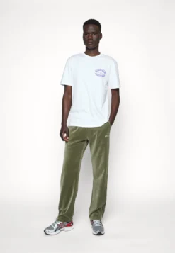 Fila Tegal Track PantsPantaloni SportiviOlive Night Uomo Pantaloni Sportivi E Joggers 1FI22E03V-N11 -Negozio al dettaglio Fila e0bbfcba8cc84a59bfeda8a919d6f270 scaled