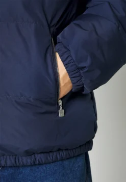 Fila Avventura Puff JacketGiacca InvernaleBlack Iris Uomo Giacche 1FI22T01Z-K11 -Negozio al dettaglio Fila e6b9f2054cad4687a03baab30c1c7843 scaled