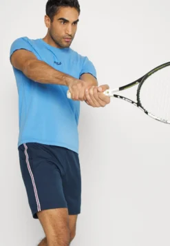 Fila Shorts RileyPantaloncini SportiviPeacoat Blue Uomo Abbigliamento 1FI42E01O-K11 -Negozio al dettaglio Fila e6ee0ab02e9848f689ab23955121a4d3 scaled