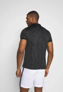 Fila StripesPoloBlack/White Uomo Abbigliamento 1FI42D005-Q11 -Negozio al dettaglio Fila e760a151cbd4403891caf150b4a2aeef scaled