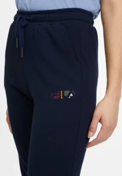 Fila Apparel Bornheim High Waist Pantaloni SportiviBlack Iris Donna Abbigliamento 1FI21A044-K11 -Negozio al dettaglio Fila e7cabd01bcb74ff58a8dfd14d4cb7cf4 scaled