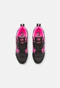 Fila Casim Sneakers BasseBlack/Sugar Plum Donna Scarpe 1FI11A0DA-Q11 -Negozio al dettaglio Fila e8ccb0e821594bc3bb0d822028121613 scaled