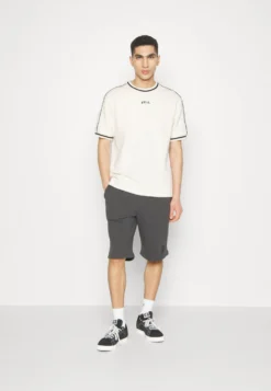 Fila Corbie BaggyPantaloni SportiviPhantom Uomo Pantaloni Sportivi E Joggers 1FI22F01U-Q11 -Negozio al dettaglio Fila e97b4fae08ac40f3bfac481c4ce1a646 scaled