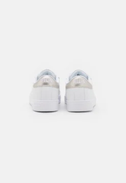 Fila LussoSneakers BasseWhite/Silver Donna Scarpe 1FI11A0DY-A13 -Negozio al dettaglio Fila ea654e85e262479a965d2418dd164a3d scaled