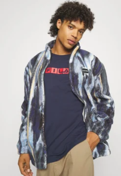 Fila Couzeix Zipper Jacket UnisexGiacca In PileBlue Donna Felpe 1FI21001C-T11 -Negozio al dettaglio Fila ea84a3e00d1041829e631ddc78513ef4 scaled