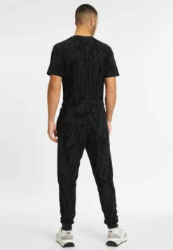 Fila Apparel Biblis AopPantaloni SportiviPhantom Pure Moire Camoflage Aop Uomo Pantaloni 1FI22E04A-Q11 -Negozio al dettaglio Fila eca154e0db3f43648a8fd46fecc1d1f2 scaled