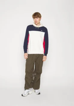 Fila Bramsche HoodyFelpaBlack Iris/Antique White Uomo Maglieria E Felpe 1FI22S070-K11 11 Fila Bramsche HoodyFelpaBlack Iris/Antique White Uomo Maglieria E Felpe 1FI22S070-K11 -Negozio al dettaglio Fila ee3e30ea27844cd5805b3f0639ee9b46 scaled