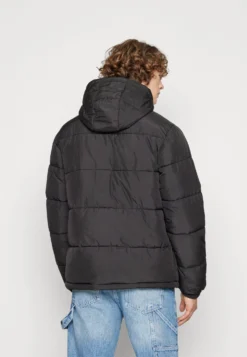 Fila Bensheim - Giacca Invernale - Black -Negozio al dettaglio Fila ee6ed3d82b714ecd9967211e109e20e4 scaled