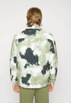 Fila Cossonay Light Padded JacketGiacca Da Mezza StagioneGreen Uomo Giacche 1FI22T03M-T11 -Negozio al dettaglio Fila eecc1ef6ca7e441784a82ee948a045d1 scaled