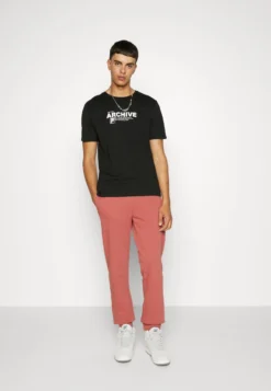 Fila Burbach TeeT-Shirt Con StampaBlack Uomo T-shirt E Polo 1FI22O076-Q11 -Negozio al dettaglio Fila eece4c15d29a4ac7b70c21d477467e7f scaled