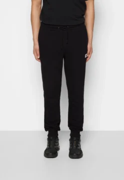 Fila Biorine PantsPantaloni SportiviBlack Beauty Uomo Pantaloni Sportivi E Joggers 1FI22E02L-Q12 -Negozio al dettaglio Fila efbeb9f5859749ff8be7a9f8a132041f scaled