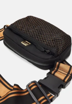 Fila Safety Belt Waistbag Unisex - Marsupio - Black/Bronze -Negozio al dettaglio Fila efe61e180a1449e2b2d12954550d4a74 scaled