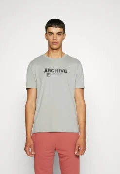 Fila Burbach TeeT-Shirt Con StampaUltimate Gray Uomo T-shirt E Polo 1FI22O076-C11 9 Fila Burbach TeeT-Shirt Con StampaUltimate Gray Uomo T-shirt E Polo 1FI22O076-C11 -Negozio al dettaglio Fila eff14beb5516485e9875f41439ca748d scaled