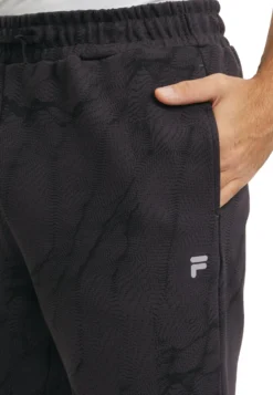 Fila Apparel Rilo AopPantaloni SportiviPhantom Mars Aop Uomo Pantaloni 1FI22F01Y-Q11 -Negozio al dettaglio Fila f6f0ce2d819a4ec595a2387180f3fea9 scaled