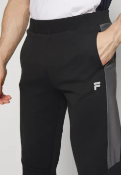 Fila Rosenheim Slim Fit PantsPantaloni SportiviBlack Beauty/Iron Gate Uomo Abbigliamento 1FI42E01W-Q11 -Negozio al dettaglio Fila f78e0c70f726408883c4b1369b164bad scaled