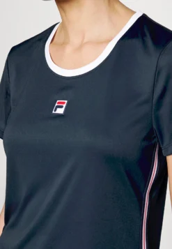 Fila LucyT-Shirt SportPeacoat Blue Donna Abbigliamento 1FI41D03I-K11 13 Fila LucyT-Shirt SportPeacoat Blue Donna Abbigliamento 1FI41D03I-K11 -Negozio al dettaglio Fila f7b206f85e664cfb9f23d20e81fb8d31 scaled