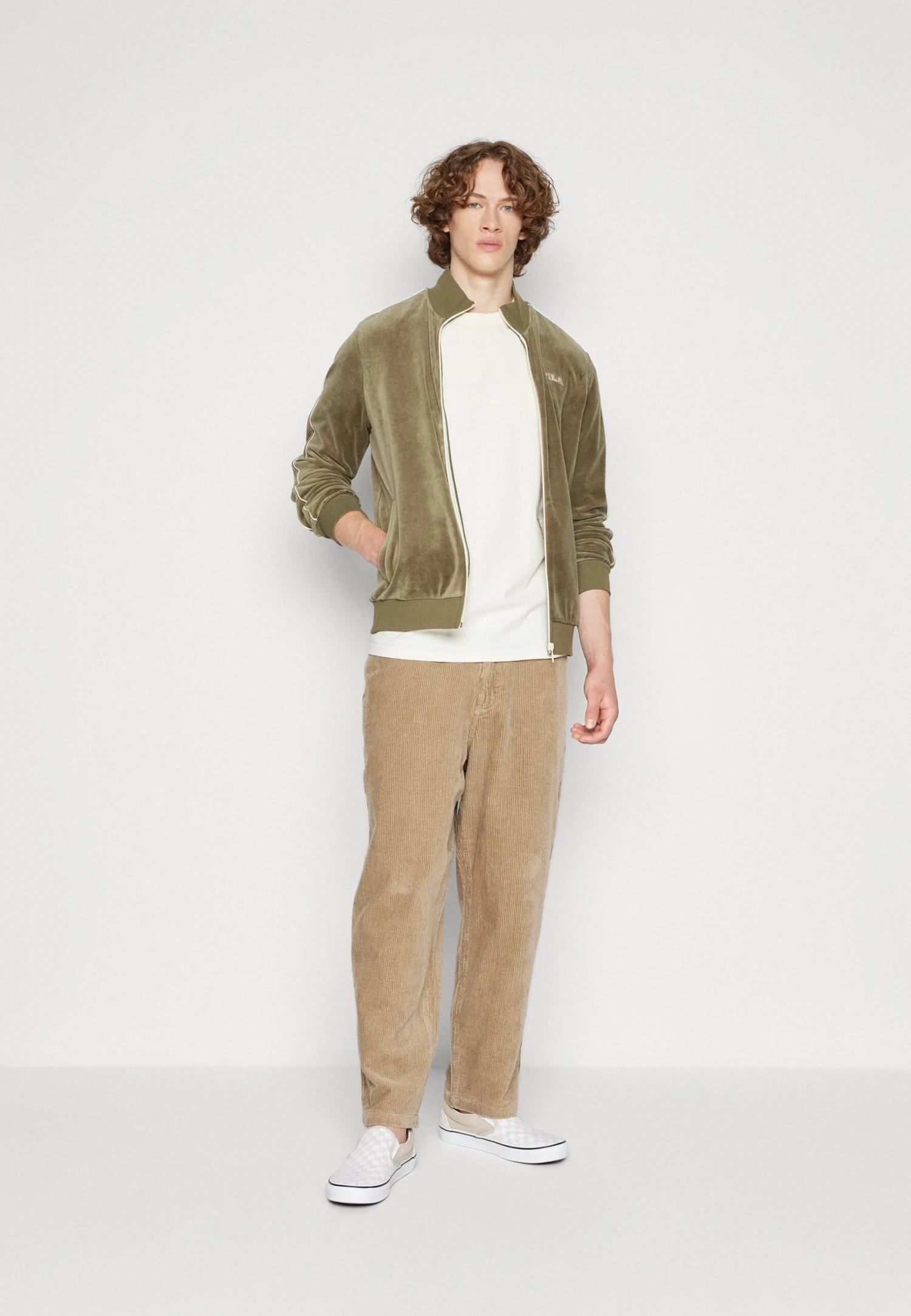 Fila Tegal VelvetGiacca SportivaOlive Night Uomo Pantaloni Sportivi E Joggers 1FI22T04B-N11 5 Fila Tegal VelvetGiacca SportivaOlive Night Uomo Pantaloni Sportivi E Joggers 1FI22T04B-N11 - immagine 5