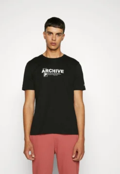 Fila Burbach TeeT-Shirt Con StampaBlack Uomo T-shirt E Polo 1FI22O076-Q11 -Negozio al dettaglio Fila f9c331af4d724052b0be222e5901302b scaled