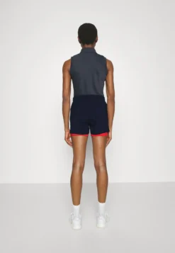 Fila Shorts EviePantaloncini SportiviNavy/Red Donna Abbigliamento 1FI41E02J-K12 -Negozio al dettaglio Fila f9e4e09a3e40463f9550e7377a12321e scaled