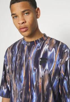 Fila Commercy Oversized Tee UnisexT-Shirt Con StampaBlue Melting Uomo T-shirt E Polo 1FI21001D-T11 -Negozio al dettaglio Fila fbbc352ed79347d1b21ce0a2720fd08d scaled