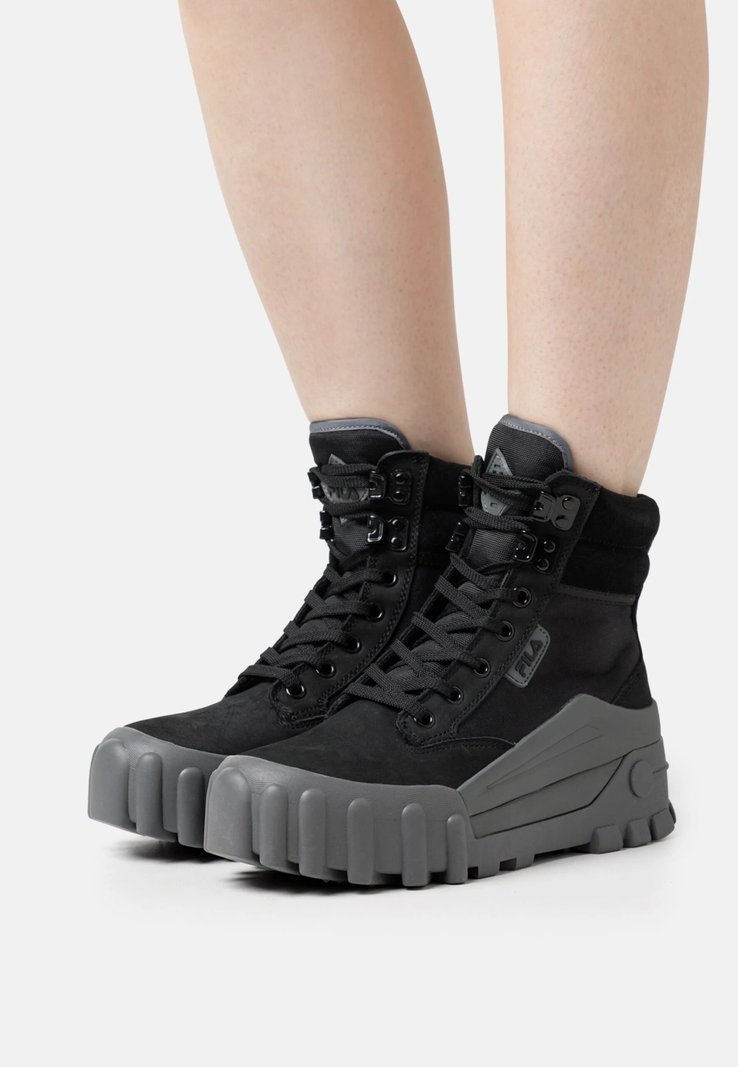 Fila Grungelution Stivaletti Con PlateauBlack/Dark Shadow Donna Stivaletti 1FI11A0DG-Q11 1 Fila Grungelution Stivaletti Con PlateauBlack/Dark Shadow Donna Stivaletti 1FI11A0DG-Q11