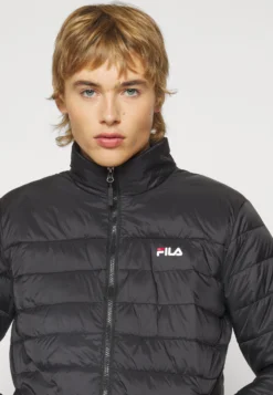 Fila Berglern Thin Puffer JacketGiacca Da Mezza StagioneMoonless Night Uomo Giacche 1FI22T03O-Q11 -Negozio al dettaglio Fila ff2a2fe07fcc4b109b994d1b41092e91 scaled